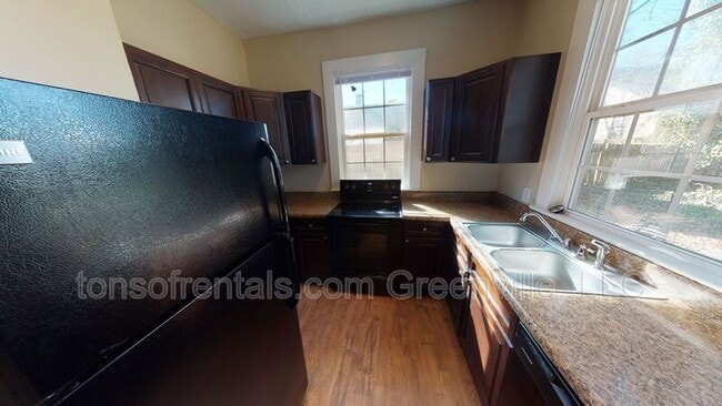 Photo - 304 Shaw St
