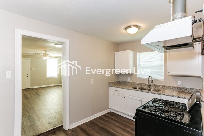 Photo - 8914 Cardella Ave