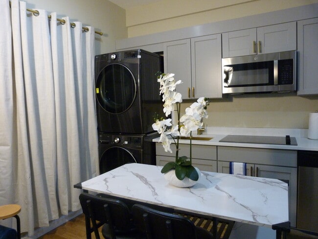 Building Photo - 209 Lincoln St Unit Furnished Studio