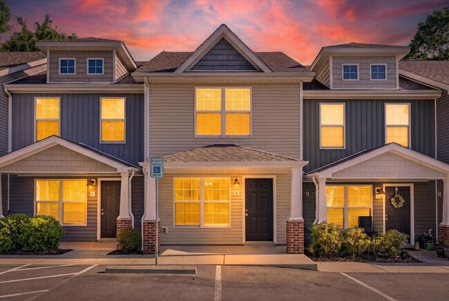 Building Photo - The Stowe Court Dog Friendly Condo for rent!