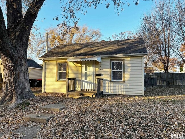 Building Photo - 1411 E Crestwood Dr