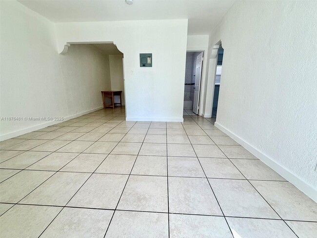 Building Photo - 715 SW 10th St Unit 2
