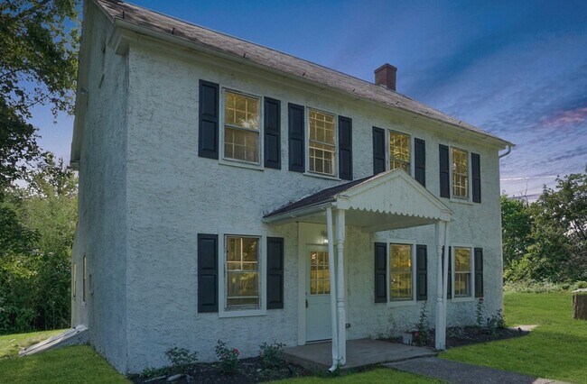 Building Photo - Beautifully Renovated 4 Bed / 1.5 Bath - S... Unit Main House