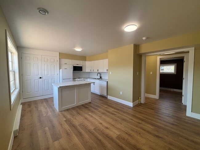 Building Photo - Apartment for Rent