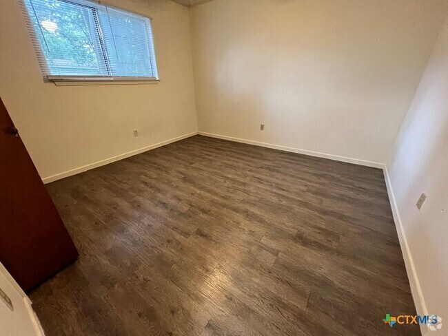 Building Photo - 511 W Hutchison St Unit A Rental