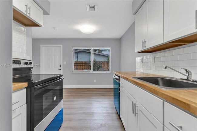Building Photo - 1120 SW 30th St Unit B Rental