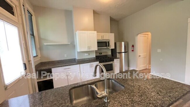1247 Chartiers Ave Unit 4 (1st Floor Left)