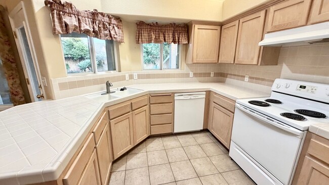 Photo - $2,350 Herndon & Willow, 3 Bedroom Home - N. Helm Ave, Clovis