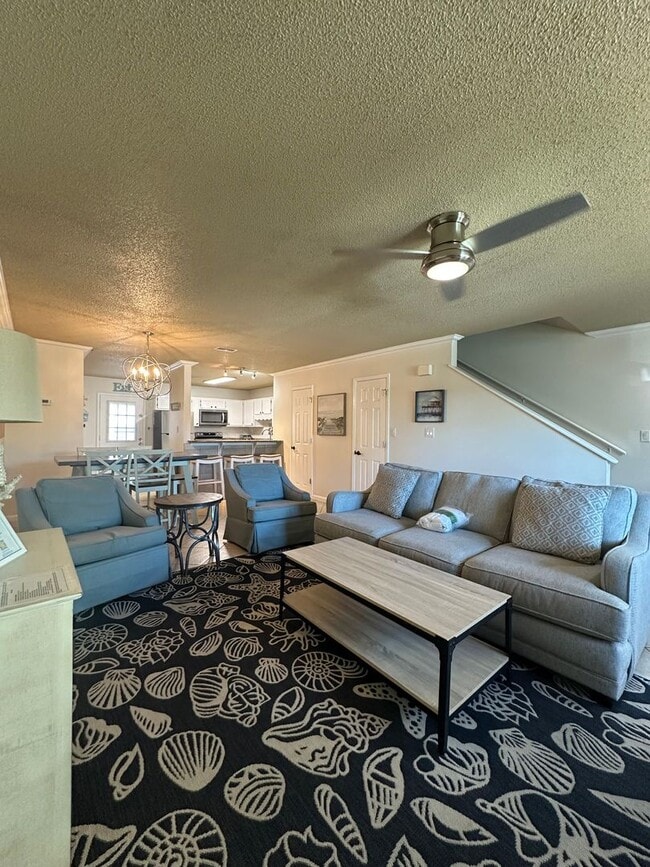 Building Photo - Furnished Townhome within walking distance...