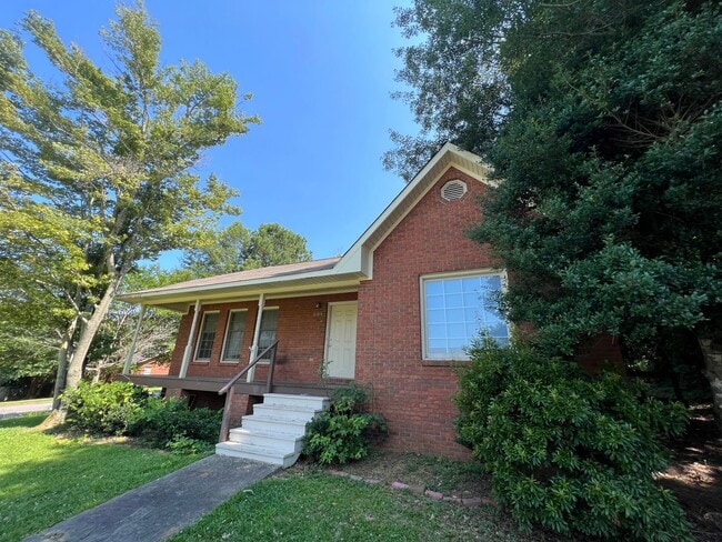 Building Photo - Conveniently Located 3-Bedroom Home Near A...