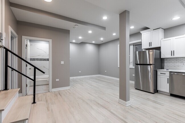 Photo - 1430 N Maplewood Ave Unit #  0102