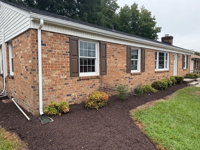 Building Photo - Beautiful Brick Rancher Rental