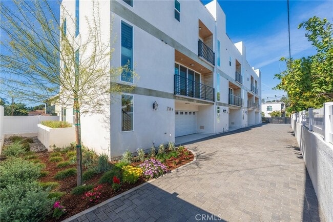 Building Photo - 714 1/2 Chestnut Avenue Unit