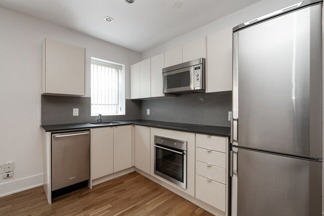 Building Photo - 83 Isabella St Unit 110