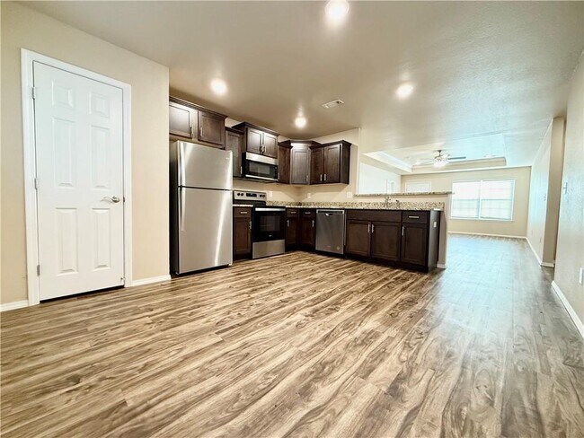 Photo - 817 Saddlebrook St