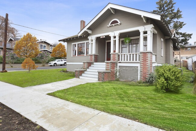 Photo - 320 E 8th St