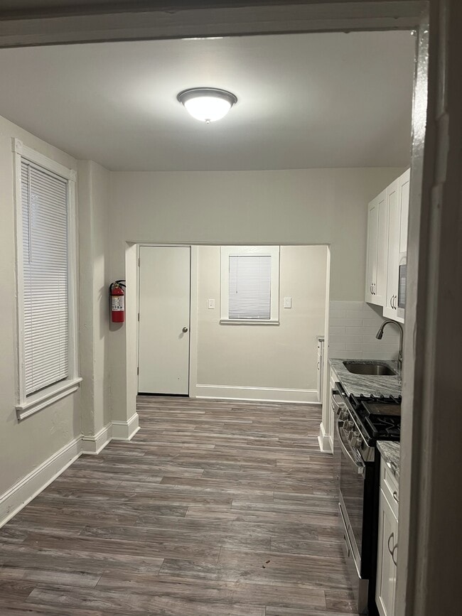 Photo - 644 W Russell St