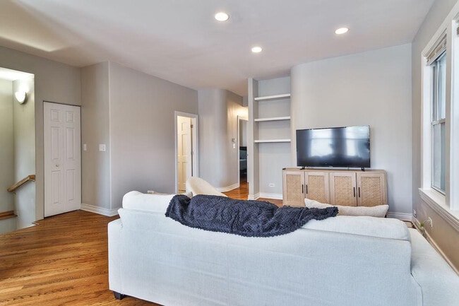 Photo - 2214 W Barry Ave Unit ID1359762P