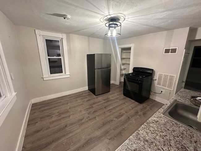 Building Photo - 16 Bradley St Unit 2 Rental