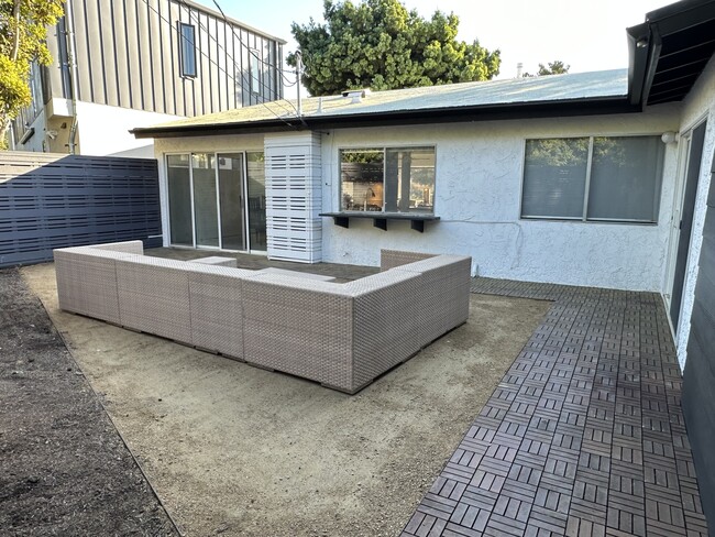 El amplio patio trasero ofrece espacio suficiente para relajarse. - 5214 Dawes Ave