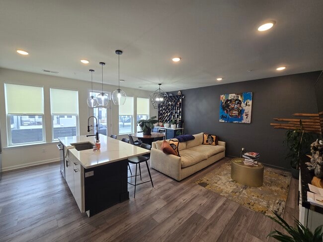 Building Photo - 1 Sadie Cir Unit 1202