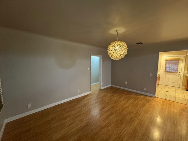 Photo - CRENSHAW 17024-17026 Unit 17024