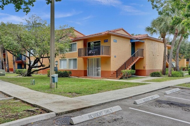 Building Photo - 10773 Cleary Blvd Unit 111