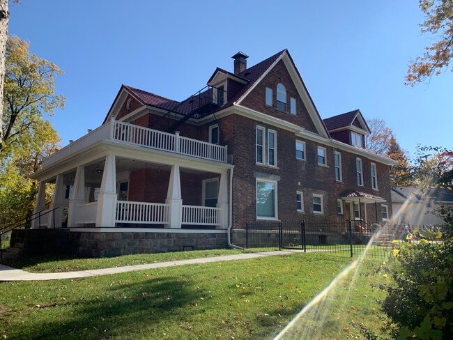 Building Photo - 315 W Jefferson St Unit 3 Rental