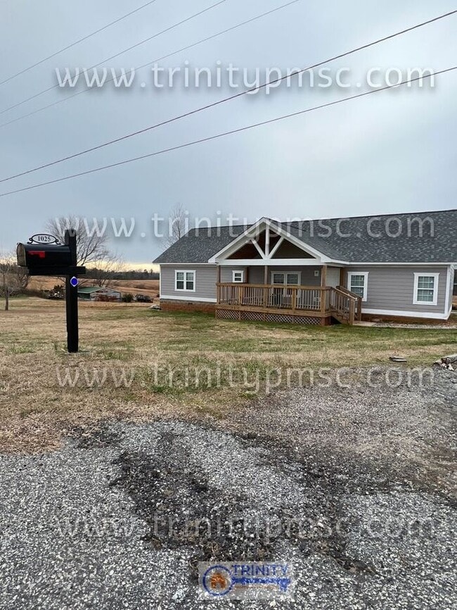 Building Photo - NEWLY UPDATED!! Ready and waiting for you! Rental