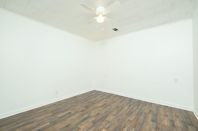 449 W Main St