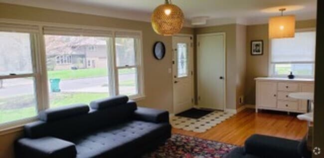 Building Photo - Stunning 4 bedroom rambler in beautiful Ro... Rental