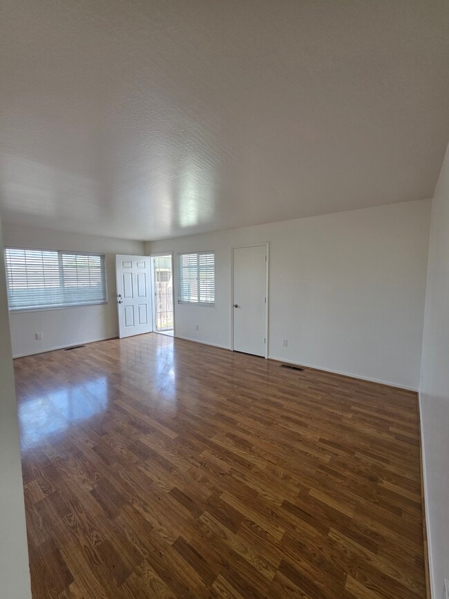 Very open with great natural light living room - 325 N Lincoln Ave Unit 327 N Lincoln
