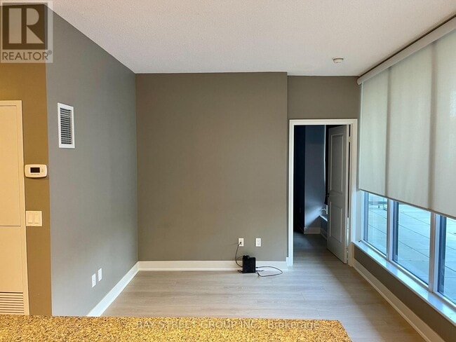 Photo - 88 Sheppard Ave E Unité 215