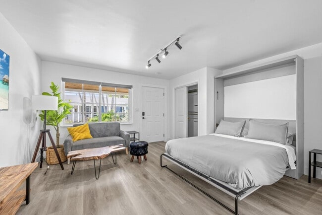 Photo - 2021 Plunkett St Unit 2015A