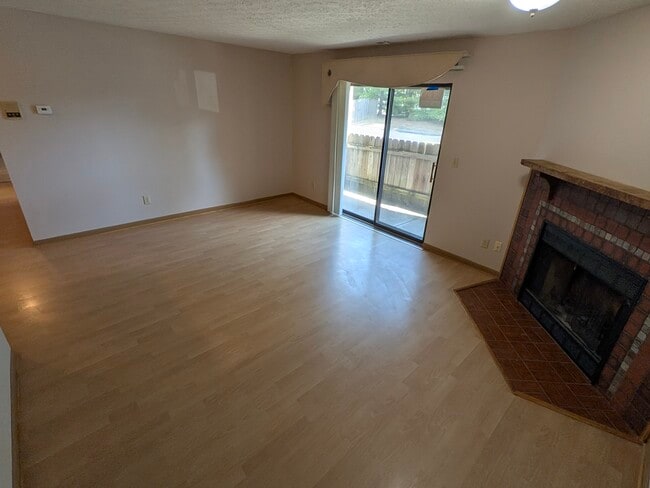 Building Photo - 2163 Hedgerow Rd Unit D