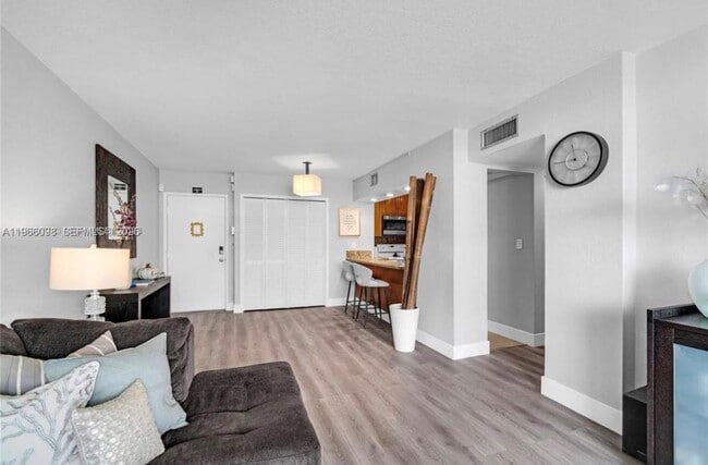 Photo - 830 NW 87th Ave Unidad 303