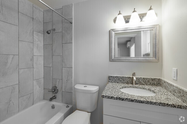 1BR, 1BA - 586SF - Bathroom - Primrose Orlando