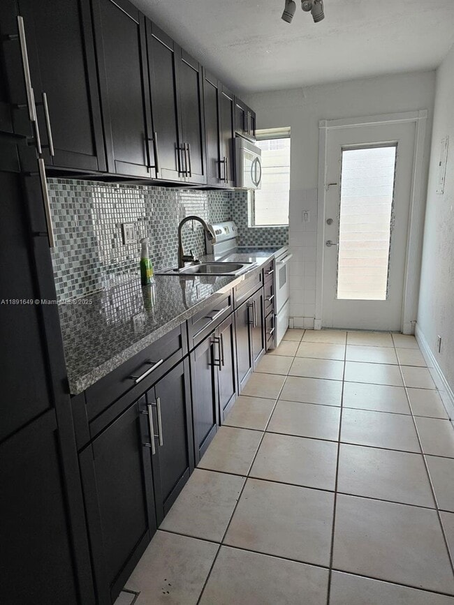 Photo - 1450 NE 170th St Unidad 211