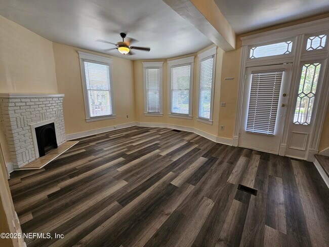 Photo - 307 E 9th St
