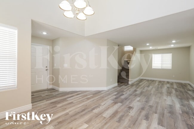 Photo - 5681 Woods Crossing St