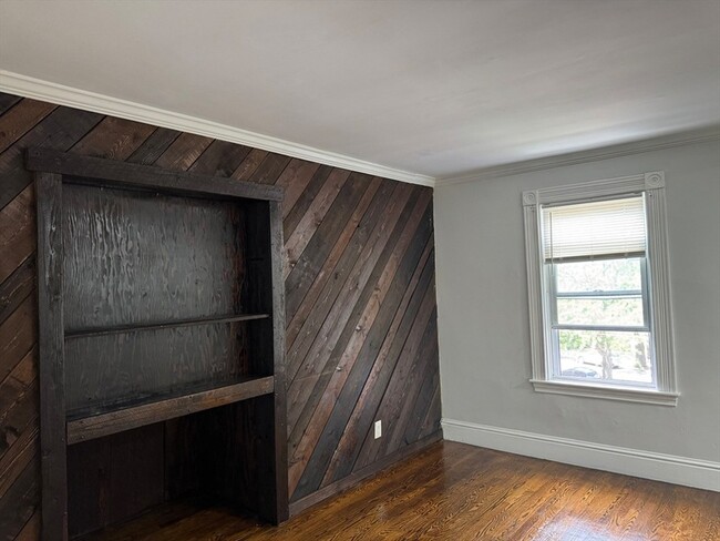 Building Photo - 89 Waldeck St Unit 3