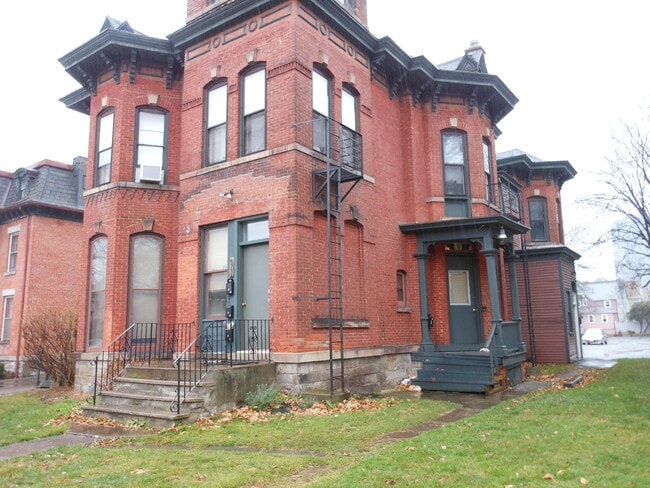 Photo - 221 Alexander St