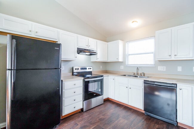 Photo - 1530 Singh St