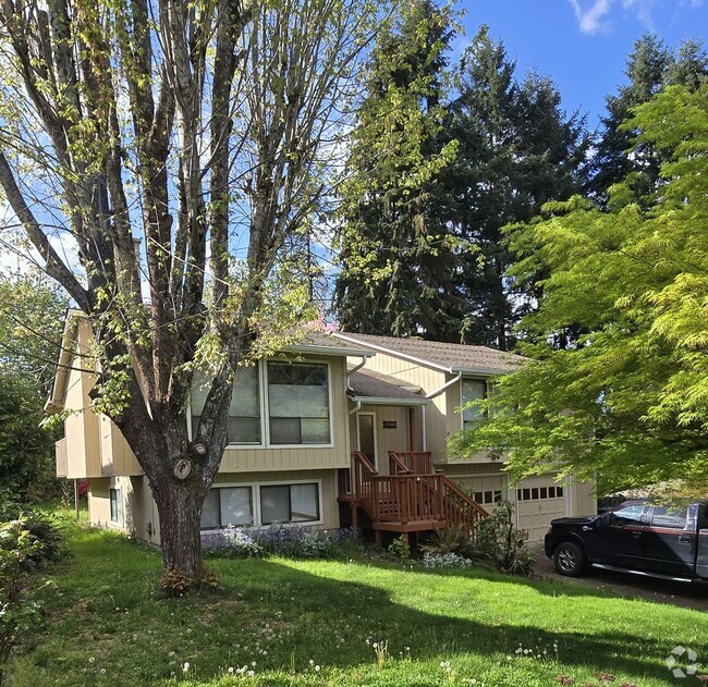 Building Photo - Large 10k ft Lot! 3 br 2 bth, 2 family roo... Rental