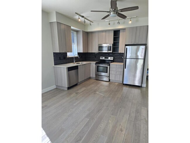 Photo - 3090 Gladwin Rd Unit 204