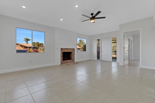 Living room with vaulted ceilings - 6350 Royal Woods Dr