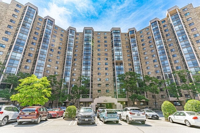 Building Photo - 1 Bedroom Condo in Building with Amenities!