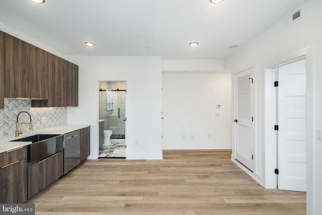 Photo - 2000 N Front St