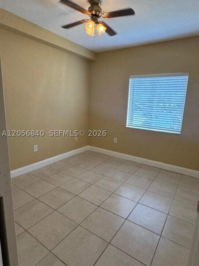 Building Photo - 1133 Golden Lakes Blvd Unit 812
