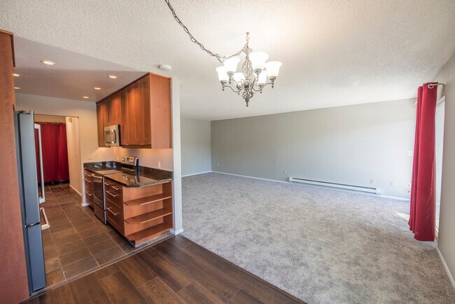 Photo - 2562 Thorndyke Ave W